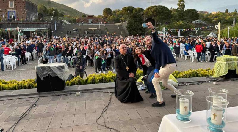 Migliaia di giovani per la Pentecoste2023, il Vescovo: “Lo Spirito Santo sia il nostro influencer»