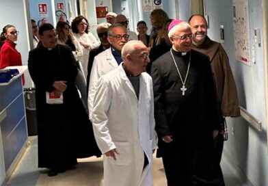 L’arcivescovo visita gli ospedali di Paternò e Biancavilla: «Vedere medici giovani appena assunti è importante per contrastare lo spopolamento della Sicilia»