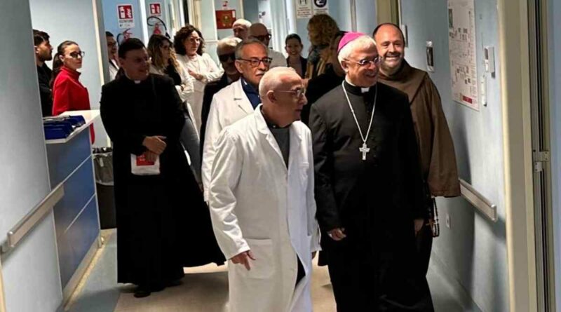 L’arcivescovo visita gli ospedali di Paternò e Biancavilla: «Vedere medici giovani appena assunti è importante per contrastare lo spopolamento della Sicilia»