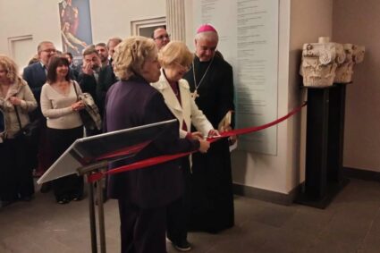 “Rievangelizzare attraverso le immagini”: Renna inaugura la mostra al Museo diocesano